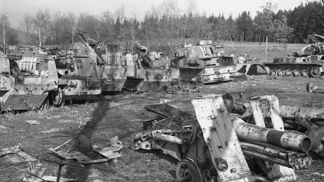 Die kl&auml;glichen Reste der ausgeschlachteten Fahrzeuge der 11. Panzerdivision lagerten noch Monate nach Kriegsende auf der Lindnerwiese.
