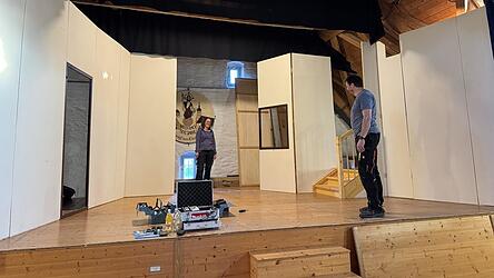 Gemeinsam stellen Susanne und Stephan Limbeck die B&uuml;hnenelemente auf.