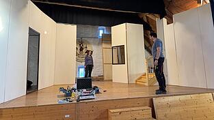 Gemeinsam stellen Susanne und Stephan Limbeck die B&uuml;hnenelemente auf.