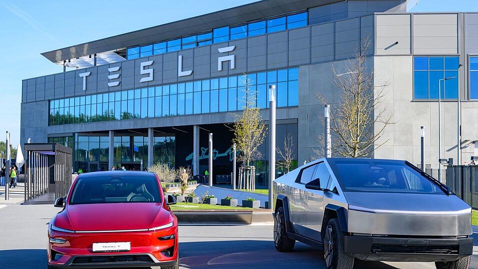 Der US-Elektroautobauer Tesla hat den Krankenstand in der Fabrik in Gr&uuml;nheide bei Berlin reduziert. (Archivbild)