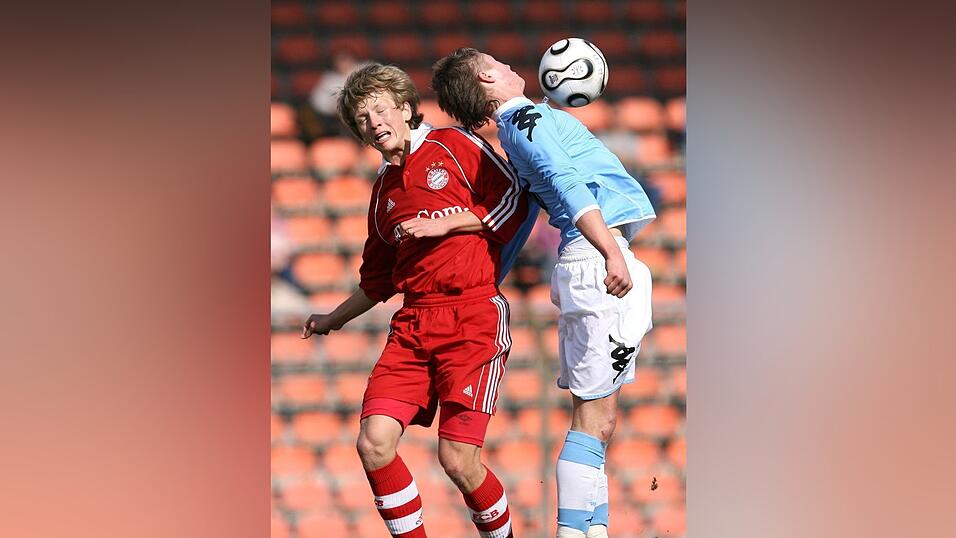 Björn Kopplin (links) für die U19 des FC Bayern im Derby gegen 1860 München (hier Manuel Schäffler). (Foto: imago) Björn Kopplin (links) für die U19 des FC Bayern im Derby gegen 1860 München (hier Manuel Schäffler). (Foto: imago)