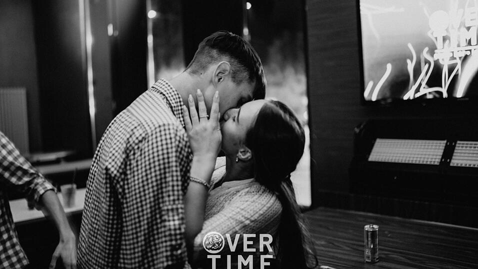 Auch am zweiten Volksfestfreitag schauten viele G&auml;ste im Overtime vorbei.