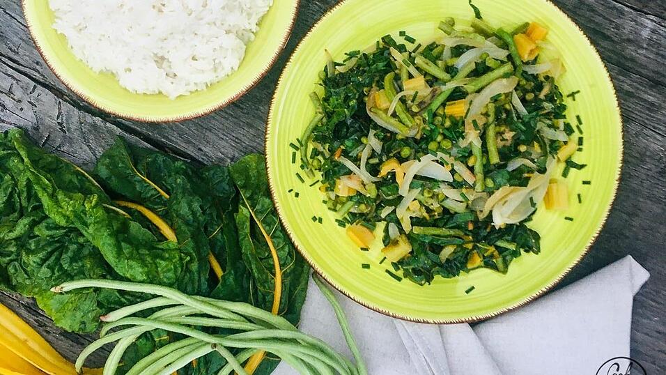 Diese Kombination aus Bohnengemüse, Mangold und Erbsen ist eine herrlich leichte, vegetarische Sommerspeise.