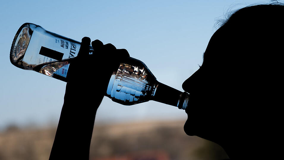 Schon seit Jahren hat der 27-Jährige nach eigener Aussage ein Alkoholproblem. Zwei bis drei Flaschen trinke er pro Tag. Schon seit Jahren hat der 27-Jährige nach eigener Aussage ein Alkoholproblem. Zwei bis drei Flaschen trinke er pro Tag.