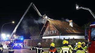 Ein Großaufgebot der Feuerwehr war im Einsatz. Ein Großaufgebot der Feuerwehr war im Einsatz.