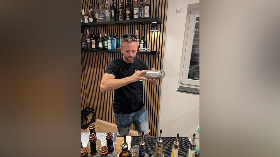 Der Profi bei der Arbeit mit dem Cocktail-Shaker: Michael Sander. Der Profi bei der Arbeit mit dem Cocktail-Shaker: Michael Sander.