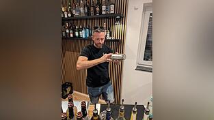 Der Profi bei der Arbeit mit dem Cocktail-Shaker: Michael Sander. Der Profi bei der Arbeit mit dem Cocktail-Shaker: Michael Sander.