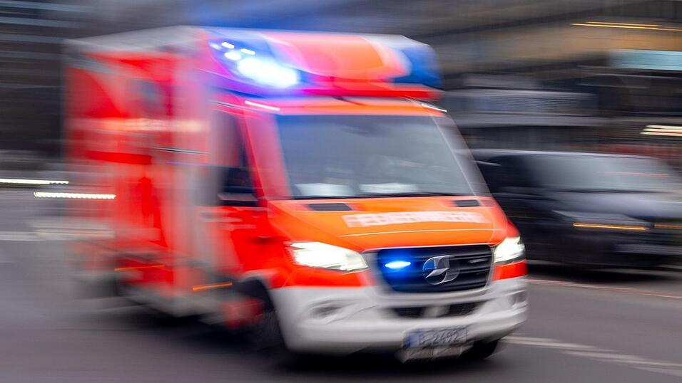 Der 83-jährige Autofahrer wurde nach dem Unfall in eine Klinik gebracht. (Symbolbild) Der 83-jährige Autofahrer wurde nach dem Unfall in eine Klinik gebracht. (Symbolbild)