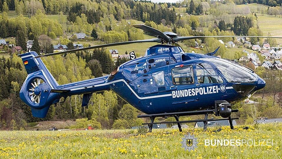 Eine 44-j&auml;hrige erblindete &Ouml;sterreicherin hat sich am Sonntagnachmittag auf die Gleise zwischen Neufahrn und Pulling verirrt. Die Bundespolizei ist mit einem Hubschrauber ausger&uuml;ckt, um sie zu finden. (Symbolbild)