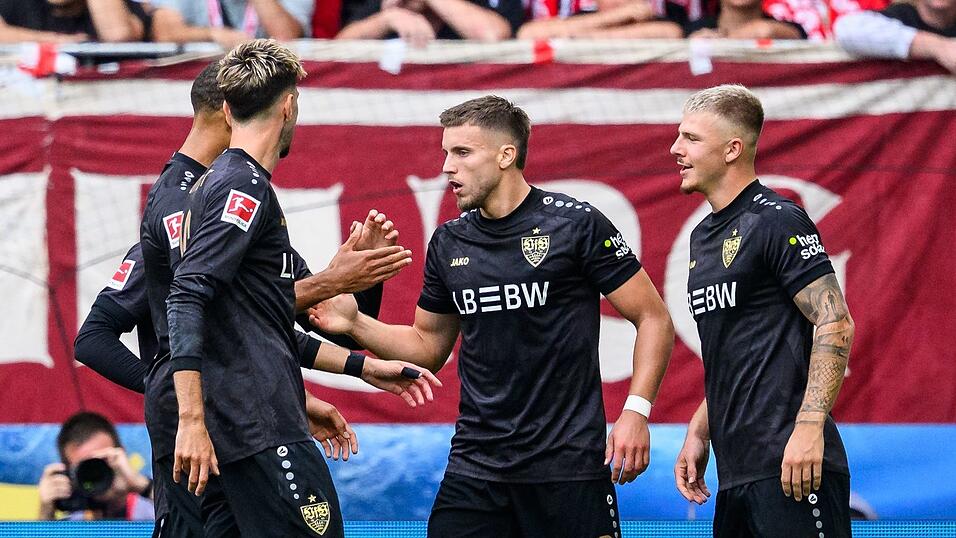 Ermedin Demirovic lässt sich als Torschütze zum 1:0 des VfB feiern.