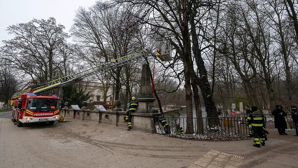 Ein Kran war im Einsatz.