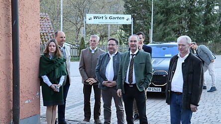 Staatsminister Hubert Aiwanger und sein Parteikollege Tobias Gotthardt (Mitte) bei ihrer Ankunft im Landgasthof Hammerm&uuml;hle. Laura Stierstorfer, Manfred Meier, Franz-Xaver Lindl und Walter Stierstorfer (von links) von der Hegegemeinschaft empfangen ihre Ehreng&auml;ste.