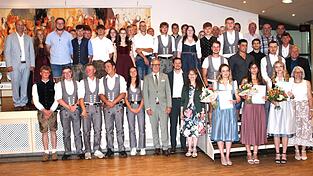 Der erfolgreiche Nachwuchs des Bauhandwerk freut sich mit den Ehrengästen über den Gesellenbrief. Der erfolgreiche Nachwuchs des Bauhandwerk freut sich mit den Ehrengästen über den Gesellenbrief.