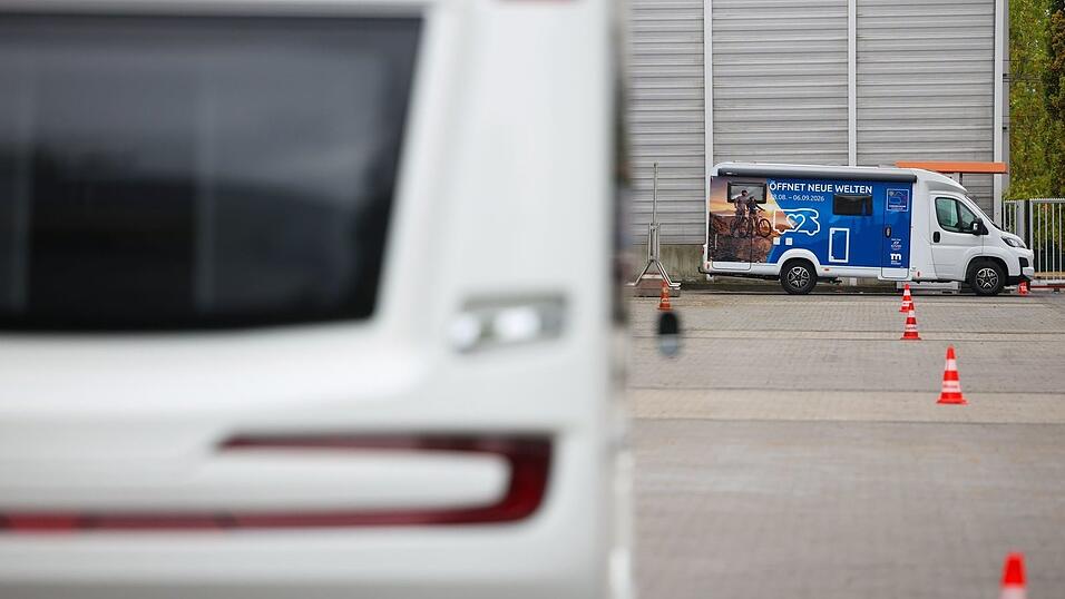 Erste Reisemobile und Wohnwagen sind bereits eingetroffen an den Düsseldorfer Messehallen, nächste Woche werden es noch deutlich mehr. Erste Reisemobile und Wohnwagen sind bereits eingetroffen an den Düsseldorfer Messehallen, nächste Woche werden es noch deutlich mehr.