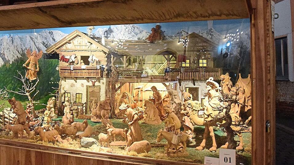 Die Hauptkrippe von Rudi Kocych an der Mariens&auml;ule neben dem Christbaum. Fotos: Ren&eacute; Spanier