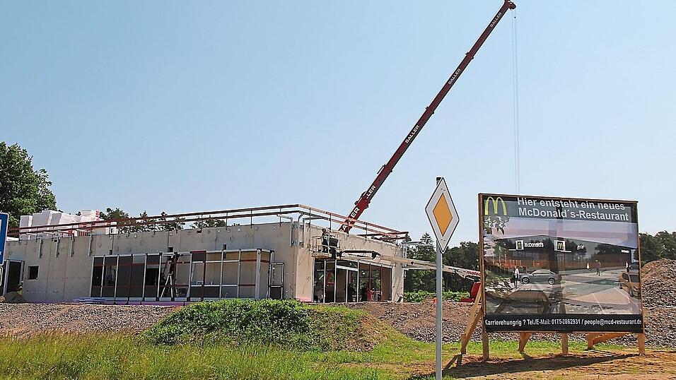 An der Längsfassade sind bereits die Ausgabeschalter der neuen Mc-Donalds-Filiale zu erkennen. An der Längsfassade sind bereits die Ausgabeschalter der neuen Mc-Donalds-Filiale zu erkennen.