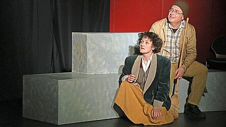 Das Theaterbrettl hat Michael Endes Bestseller auf die B&uuml;hne gebracht: Momo (Anna Peisl) und Beppo Stra&szlig;enkehrer (Bernhard Englmeier): Der alte, manchmal seltsame Freund ist Momos Anker in einer grauer werdenden Welt.