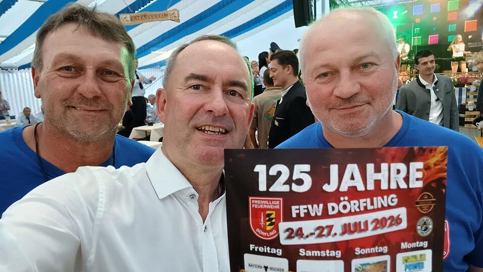 Prominenter Werbeträger: Beim Feuerwehrfest in Höhenberg vergangenen Samstag hält Wirtschaftsminister Hubert Aiwanger mit den Dörflinger Festleitern Christian Janker (rechts) und Norbert Stangl den Flyer fürs Feuerwehrfest in die Selfiekamera. Prominenter Werbeträger: Beim Feuerwehrfest in Höhenberg vergangenen Samstag hält Wirtschaftsminister Hubert Aiwanger mit den Dörflinger Festleitern Christian Janker (rechts) und Norbert Stangl den Flyer fürs Feuerwehrfest in die Selfiekamera.