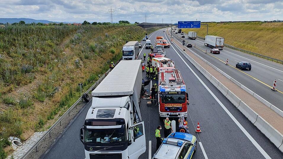 Bei einem schweren Unfall auf der A3 nahe Regensburg sind laut ersten Informationen der Polizei vier Menschen ums Leben gekommen.