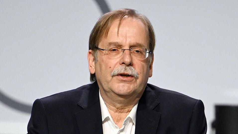 Rainer Koch hat seinen vorzeitigen Rückzug aus dem Exekutivkomitee der UEFA angeboten und wird im Juni auch nicht mehr für eine weitere Amtszeit als Präsident des Bayerischen Fußball-Verbandes kandidieren. Rainer Koch hat seinen vorzeitigen Rückzug aus dem Exekutivkomitee der UEFA angeboten und wird im Juni auch nicht mehr für eine weitere Amtszeit als Präsident des Bayerischen Fußball-Verbandes kandidieren.