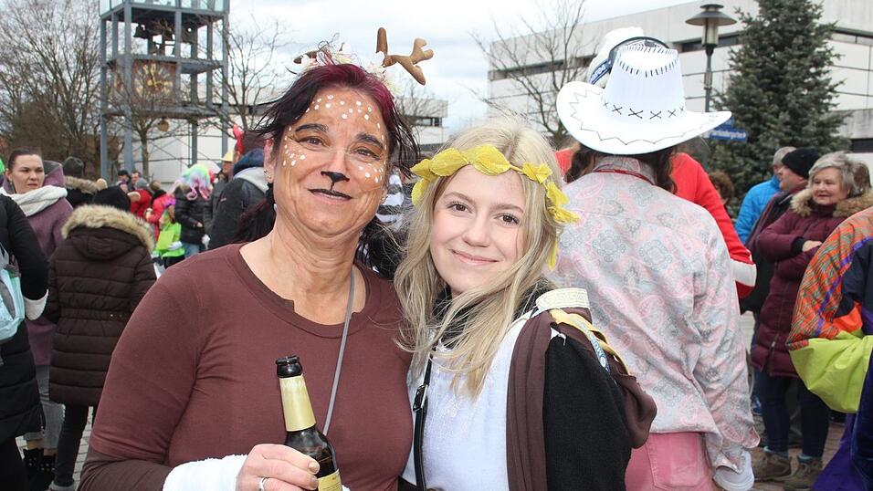 Viele Faschings-Fans haben sich am Samstag den Umzug in Langenbach angesehen. Viele Faschings-Fans haben sich am Samstag den Umzug in Langenbach angesehen.