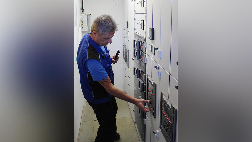 Haustechniker Max Meier knipste dem Klinikum den Strom ab.