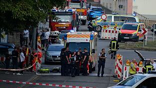 Einsatzkräfte riegeln den Tatort in Völklingen ab.