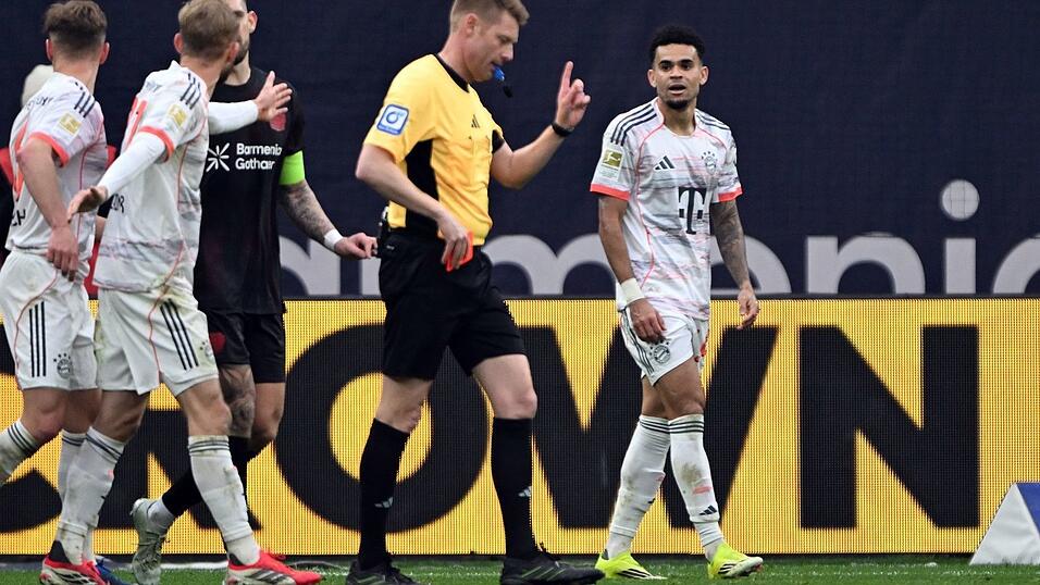 Das größte Bayern-Ärgern in Leverkusen war die Gelb-Rote Karte von Schiedsrichter Christian Dingert für Luis Díaz (r). (Archivbild) Das größte Bayern-Ärgern in Leverkusen war die Gelb-Rote Karte von Schiedsrichter Christian Dingert für Luis Díaz (r). (Archivbild)