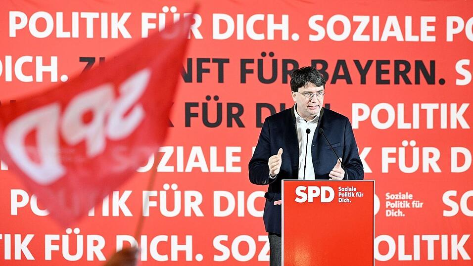Bayerns SPD-Landeschef Florian von Brunn spricht auf der B&uuml;hne.