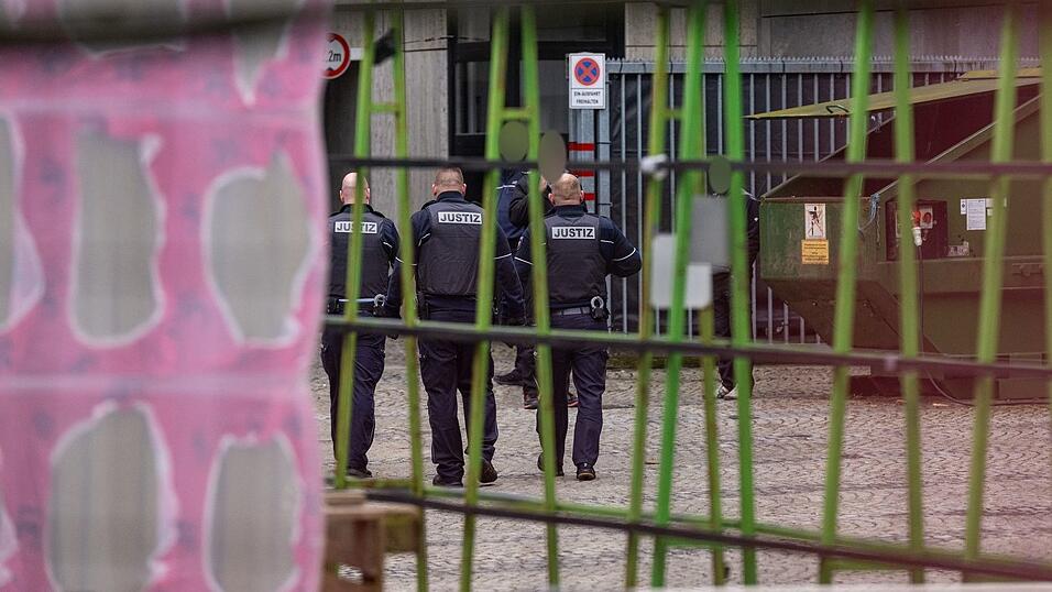 Justizbeamte stehen im Innenhof des Amtsgerichts Bielefeld. Dort in der Nähe fielen am Mittwoch Schüsse. Jetzt wurde ein zweiter Haftbefehl erlassen. (Archivbild)