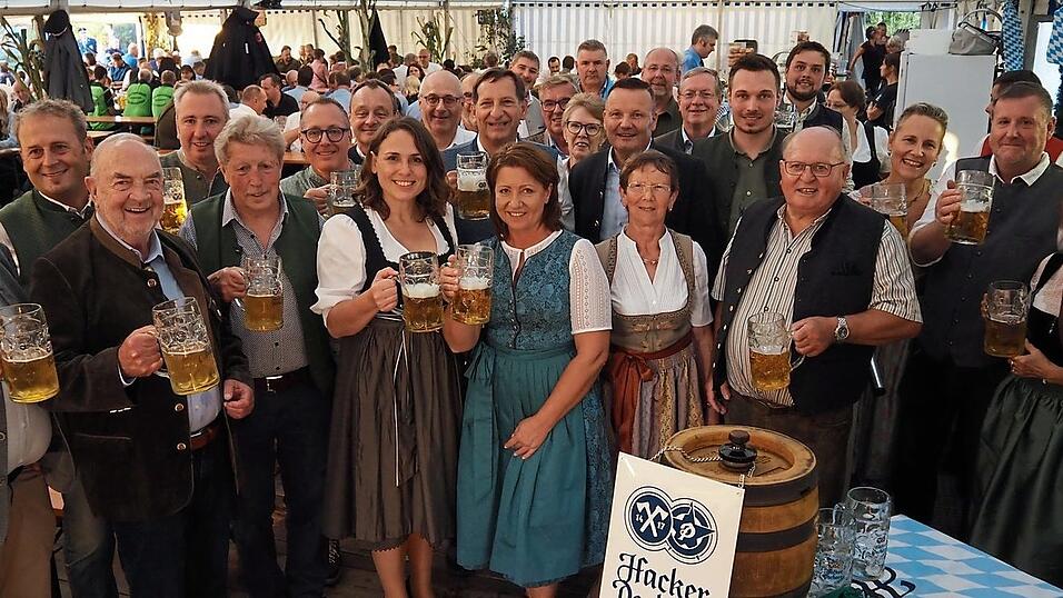 Die Ehrengäste ließen sich die erste Mass schmecken.