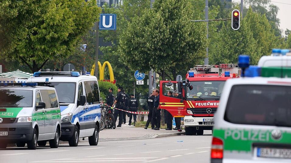 Einsatzfahrzeuge stehen am Tag nach dem Anschlag beim Olympia-Einkaufszentrum. (Archiv) Einsatzfahrzeuge stehen am Tag nach dem Anschlag beim Olympia-Einkaufszentrum. (Archiv)