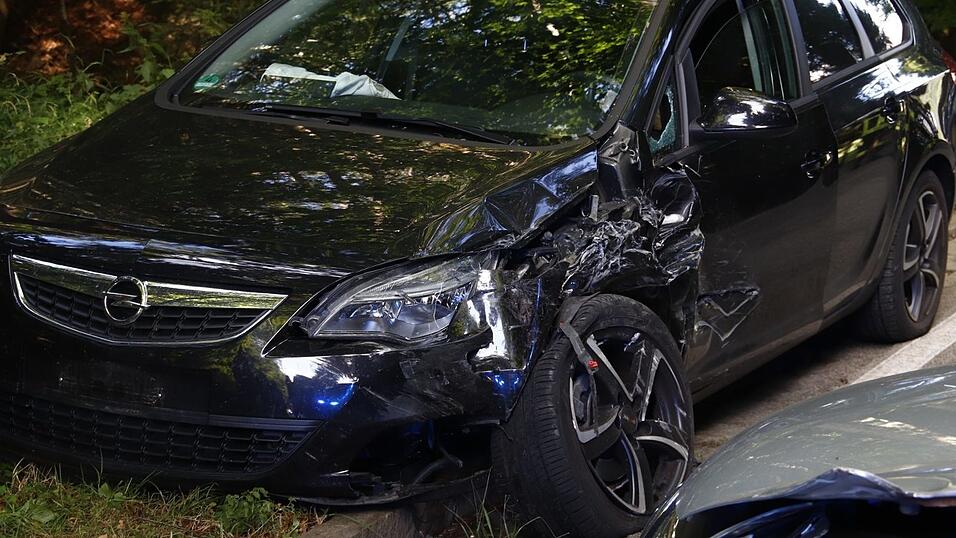 Eine ausgefahrene Stütze eines Kranwagens hat am Dienstagnachmittag in Grattersdorf einen schweren Unfall ausgelöst. Dabei wurden drei Menschen verletzt. Eine ausgefahrene Stütze eines Kranwagens hat am Dienstagnachmittag in Grattersdorf einen schweren Unfall ausgelöst. Dabei wurden drei Menschen verletzt.