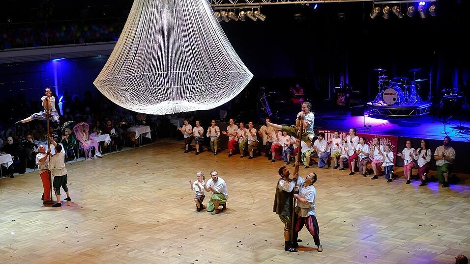 Der Künstlerball bot ein großes Showprogramm. Der Künstlerball bot ein großes Showprogramm.