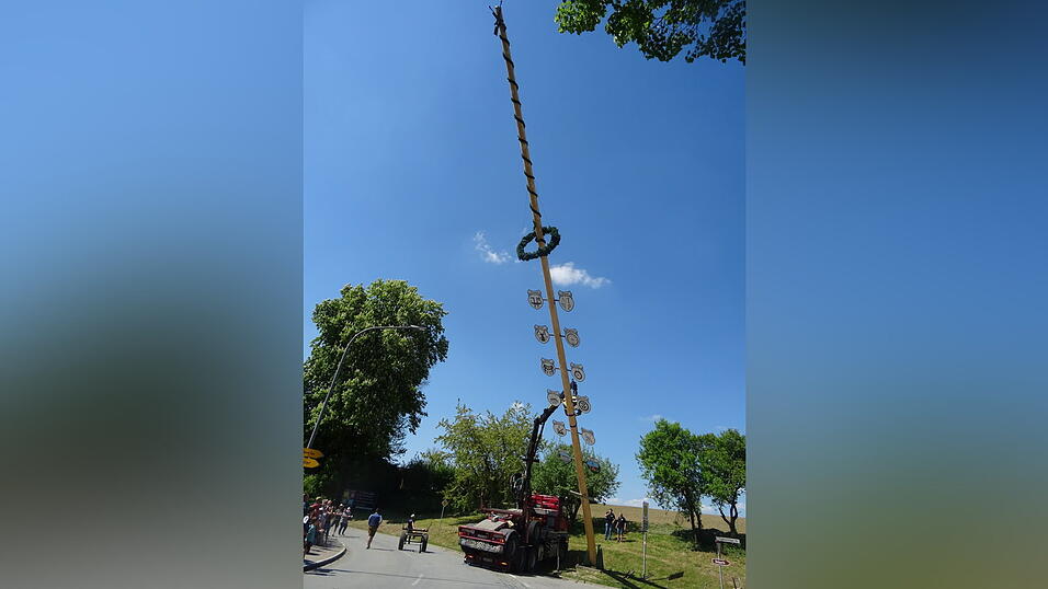 Auch die Rott-Quelle Schützen Wurmsham stellten einen prächtigen Maibaum auf, der nun mit Zunfttafeln ausgestattet in den weiß-blauen Himmel ragt. Gestiftet wurde dieser von der Gastwirtsfamilie Maier. Auch die Rott-Quelle Schützen Wurmsham stellten einen prächtigen Maibaum auf, der nun mit Zunfttafeln ausgestattet in den weiß-blauen Himmel ragt. Gestiftet wurde dieser von der Gastwirtsfamilie Maier.