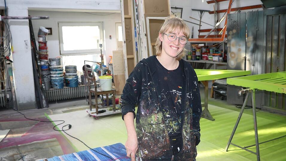 Annika Schmidbauer in ihrer Arbeitskleidung im Malsaal. Angst dreckig zu werden, dürfe man als Bühnenmaler nicht haben, sagt sie. Annika Schmidbauer in ihrer Arbeitskleidung im Malsaal. Angst dreckig zu werden, dürfe man als Bühnenmaler nicht haben, sagt sie.