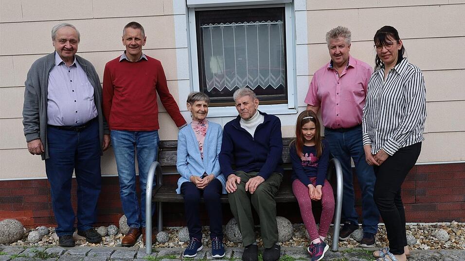 Medard Gerl, Christian Gruber, Mechthilde und Georg Gruber, Enkeltochter Christina, B&uuml;rgermeister Johann Schiller und Marketa Gruber (von links).