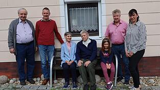 Medard Gerl, Christian Gruber, Mechthilde und Georg Gruber, Enkeltochter Christina, B&uuml;rgermeister Johann Schiller und Marketa Gruber (von links).