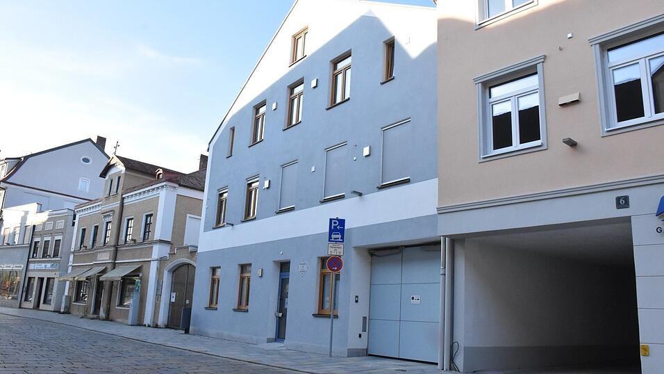 Die zu hohe Belastung durch zum Beispiel Bürokratie geben die Ehrenamtlichen dafür an, die Einrichtung des Familienzentrums (blaues Gebäude) nicht weiter betreiben zu können. Die zu hohe Belastung durch zum Beispiel Bürokratie geben die Ehrenamtlichen dafür an, die Einrichtung des Familienzentrums (blaues Gebäude) nicht weiter betreiben zu können.