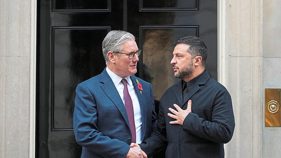 Der britische Premierminister Keir Starmer (l.) empfängt mit einem Handschlag den ukrainischen Präsidenten Wolodymyr Selenskyj in der Downing Street 10. Der britische Premierminister Keir Starmer (l.) empfängt mit einem Handschlag den ukrainischen Präsidenten Wolodymyr Selenskyj in der Downing Street 10.