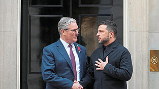 Der britische Premierminister Keir Starmer (l.) empfängt mit einem Handschlag den ukrainischen Präsidenten Wolodymyr Selenskyj in der Downing Street 10.