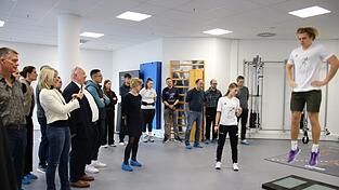 Wie die Sprungkraftdiagnostik abläuft, demonstrierte Student Benjamin Schütz den Gästen der Eröffnungsfeier, darunter dritte Bürgermeisterin Renate Wasmeier (2. v. l.), THD-Präsident Professor Waldemar Berg (3. v. l.) und THD-Kanzlerin Birgit Augustin (5. v. l.).