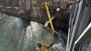 Die Feuerwehr war am Vormittag zur Bergung an der Pegnitz im Einsatz. Die Feuerwehr war am Vormittag zur Bergung an der Pegnitz im Einsatz.