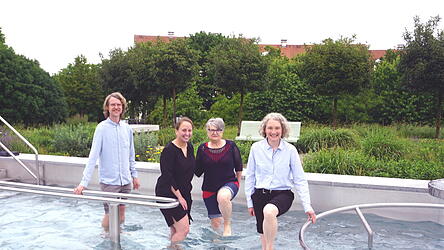 Julian Andlauer (Projektleitung, von links), Angelika Diewald (stellvertretende Leitung Amt f&uuml;r Stadtgr&uuml;n), Margit Schie&szlig;l (Vorstandsteam Kneipp-Verein) und Helene Sigloch testen die neue Anlage.