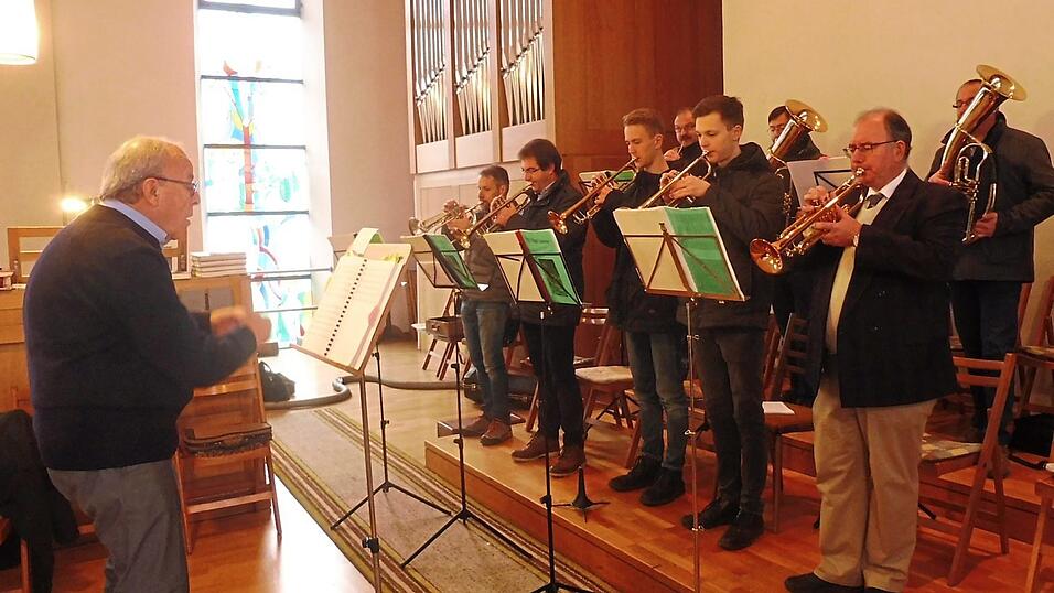 Zum letzten Mal dirigiert Herbert Strobl die Bläsergruppe der Antoni-Bläser. Zum letzten Mal dirigiert Herbert Strobl die Bläsergruppe der Antoni-Bläser.