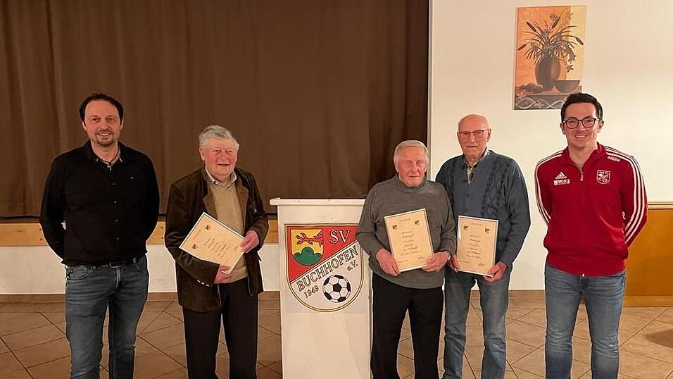 F&uuml;r 70 Jahre Treue zum SV Buchhofen wurden (2. v. l.) Xaver Kiermaier, Hans Sommersperger senior und Alois Bl&ouml;chinger von den Vorsitzenden Christian Hackl (l.) und Daniel Lallinger (r.) ausgezeichnet.