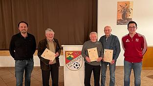 F&uuml;r 70 Jahre Treue zum SV Buchhofen wurden (2. v. l.) Xaver Kiermaier, Hans Sommersperger senior und Alois Bl&ouml;chinger von den Vorsitzenden Christian Hackl (l.) und Daniel Lallinger (r.) ausgezeichnet.