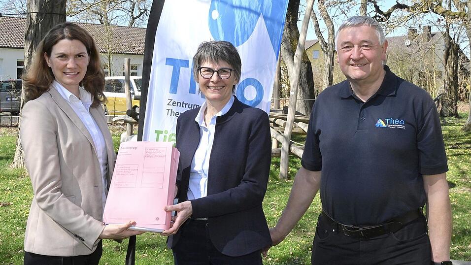 Landr&auml;tin Tanja Schweiger (links) &uuml;bergibt die Baugenehmigung f&uuml;r das Projekt Theo in Zeitlarn an die vkm-Vorsitzende Christa Wei&szlig; und ihren Ehemann Engelbert Wei&szlig;.