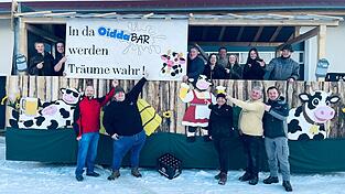 Aus der Oidda-Bar gibt es Milch-Mix-Lik&ouml;r f&uuml;r die Zuschauer beim Faschingszug.