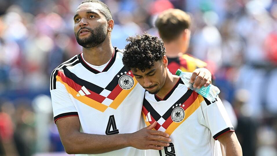 Bald auch im Verein Teamkollegen: Jonathan Tah (links) und der offenbar vom FC Bayern umworbene Nathaniel Brown (rechts). Bald auch im Verein Teamkollegen: Jonathan Tah (links) und der offenbar vom FC Bayern umworbene Nathaniel Brown (rechts).